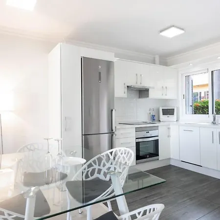 Cosy Flat With Sea Views In Апартаменты *