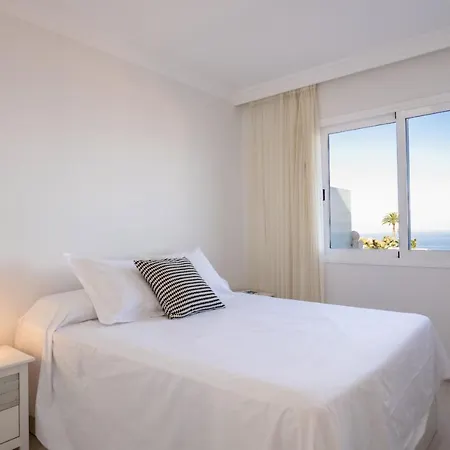 Cosy Flat With Sea Views In Apartmán *
