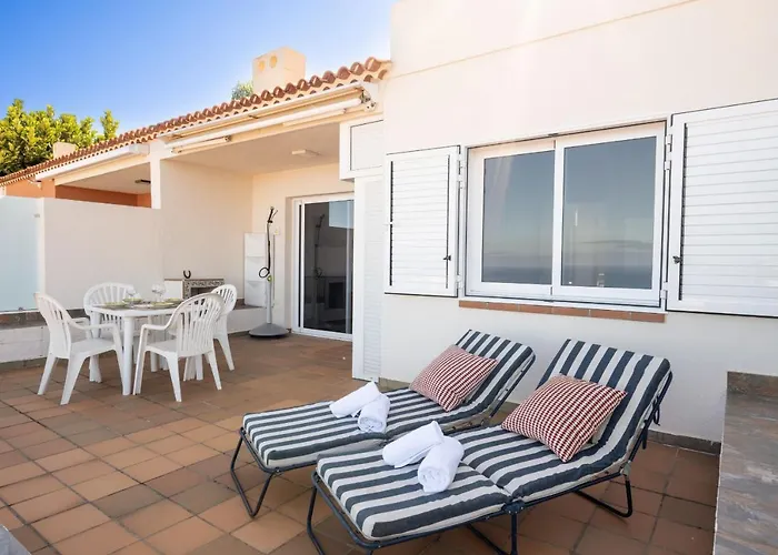 Cosy Flat With Sea Views In